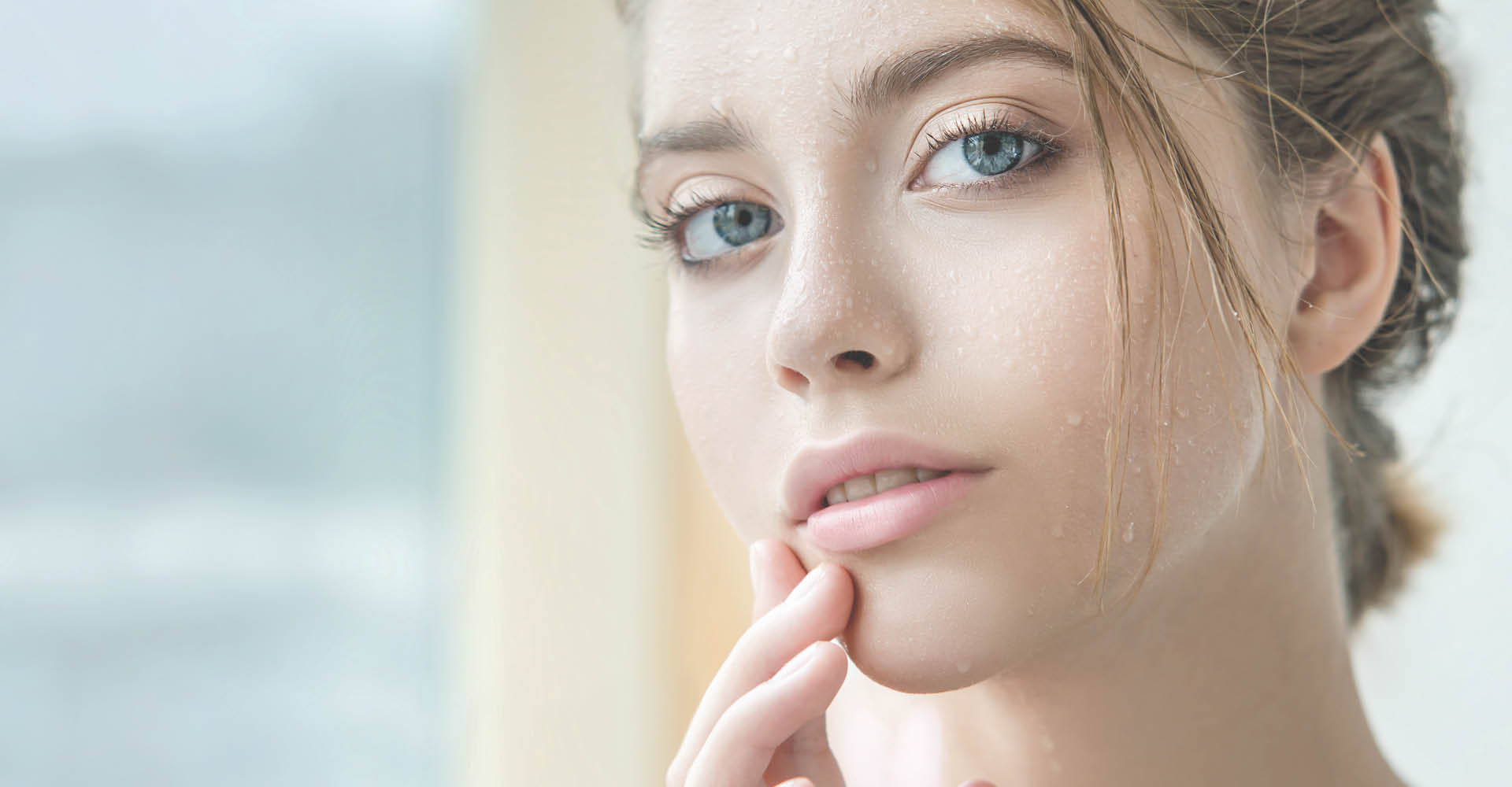 Immagine di una ragazza, molto naturale, che si tocca le labbra con una mano